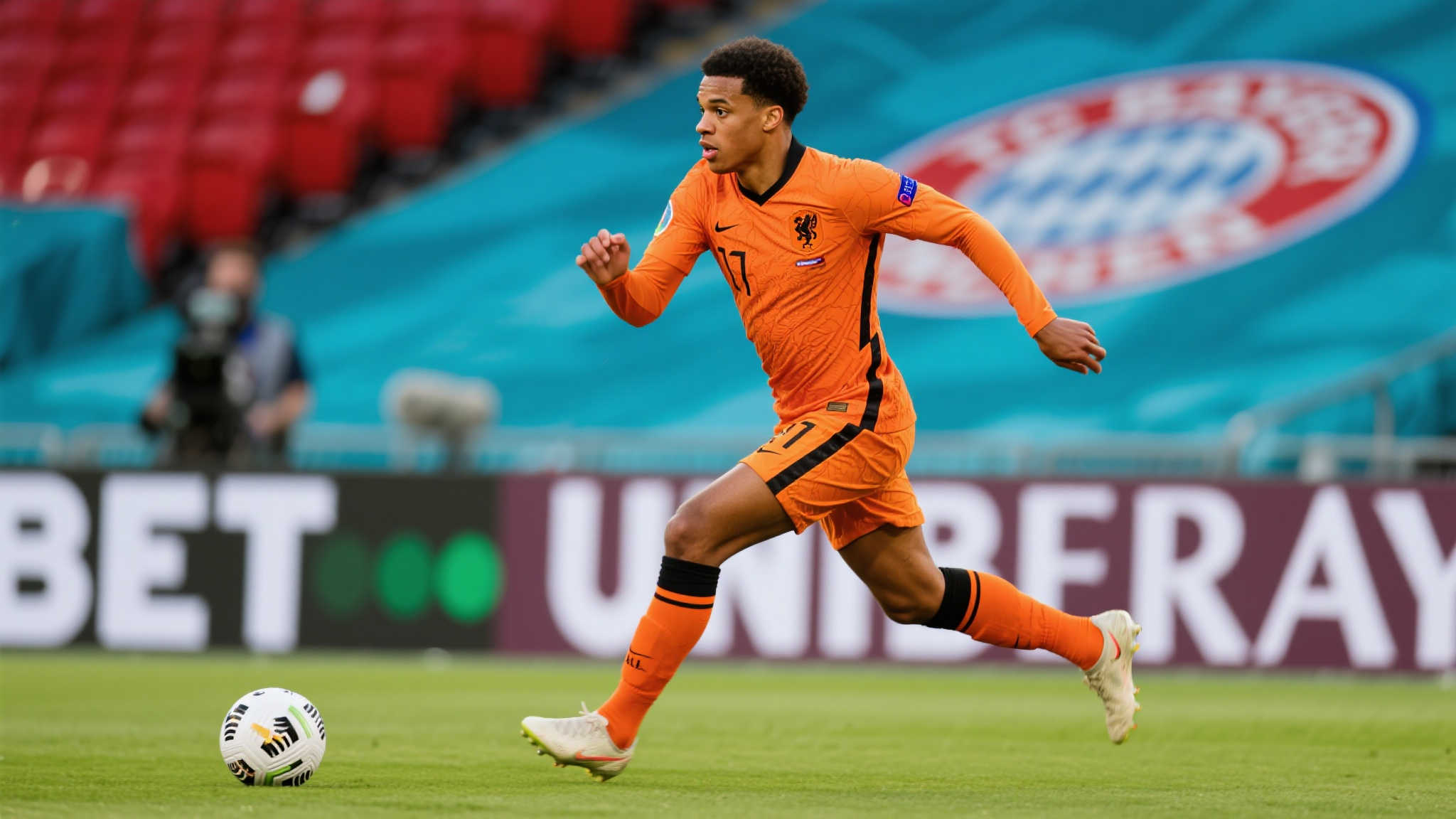 拜仁重启引援目标:加克波与迪亚斯进入视野 首先,从去年世界杯亮眼表现到加盟利物浦后的稳定发挥